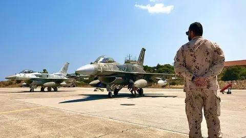 Aviones emiratíes F-16 en Grecia. (Twitter)