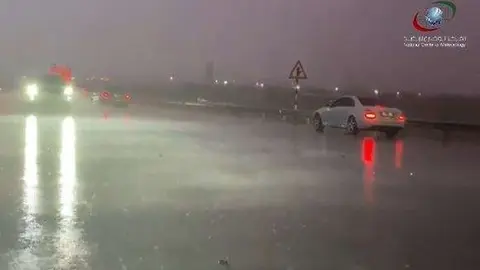 Captura del vídeo difundido por la Agencia Nacional de Meteorología de EAU.