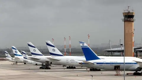 Aviones de El Al Israel Airlines en la pista del aeropuerto internacional Ben Gurion en Lod, cerca de Tel Aviv. (Fuente externa)