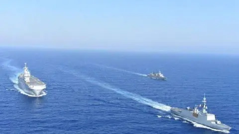 Buques griegos y franceses navegan en formación durante un ejercicio militar conjunto en el mar Mediterráneo. (Reuters)