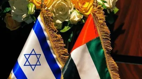 Banderas de Emiratos Árabes Unidos y de Israel. (Twitter)