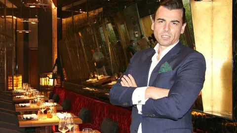 Jaime Castañeda, director general de la compañía 99 Sushi Bar Dubai Ltd, en el interior del restaurante. (EL CORREO)