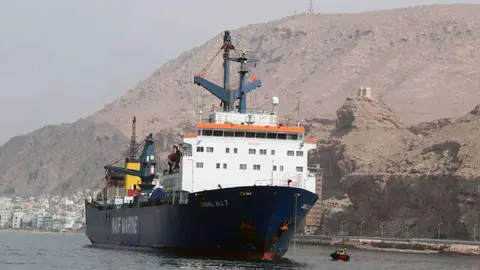 El barco de ayuda emiratí a su llegada a Yemen. (WAM)