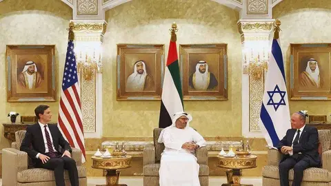 Los representantes de Estados Unidos e Israel, reunidos en la tarde del lunes con el ministro de Estado de Relaciones Exteriores de Emiratos Árabes. (Twitter)