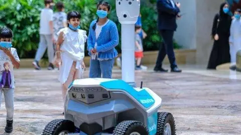 Uno de los robots del Yas Mall. (The National)