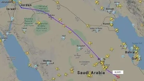 Imagen de Flightradar que muestra el recorrido seguido por el vuelo de Tel Aviv a Abu Dhabi por el espacio aéreo de Arabia Saudita.