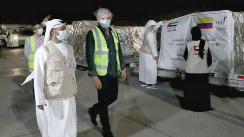 El embajador de Colombia en Emiratos Árabes, Jaime Amín -derecha-, durante el proceso de carga de los suministros médicos en el avión de Etihad en el aeropuerto de Abu Dhabi. (Twitter)