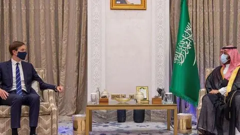 El asesor del presidente de EEUU, Jared Kushner junto al príncipe heredero saudí este miércoles. (WAM)