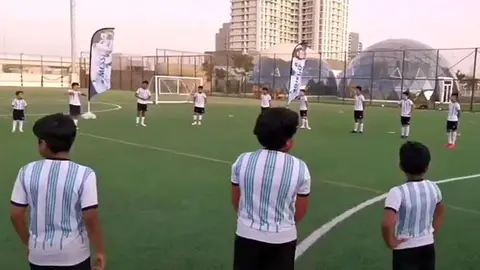 Niños con la camiseta argentina en la presentación del Instituto Tecnológico en Dubai. (AFA)