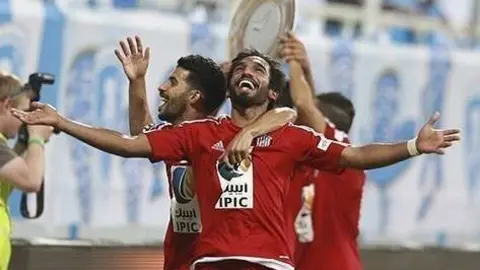 Los jugadores del Al Jazira celebran el campeonato conseguido.