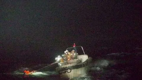 En la imagen de Reuters, un momento del rescate de sobrevivientes del carguero.