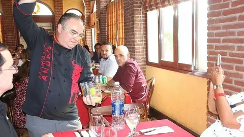 La sidra, que no faltó en la fiesta, recorrió las mesas a través de la experta mano de Mariano Andrés. (Leonardo Agudelo / EL CORREO)