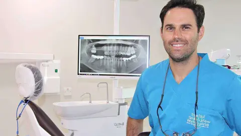 El doctor Fernando Arroyo une en Dubai su exitosa trayectoria como odontólogo español a la solidez y garantía de un clínica española del grupo Asisa. (EL CORREO)