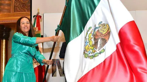 La embajadora de México en Emiratos Árabes, Francisca E. Méndez, enarbola la bandera de su país durante la ceremonia del Grito de Independencia desarrollada en años anteriores en Abu Dhabi. (EL CORREO)