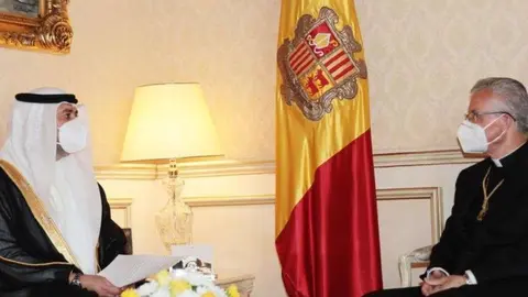 El embajador de EAU en Espa&ntilde;a y el obispo de Urgel. (Twitter)