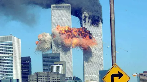 Así se veían las torres gemelas del World Trade Center el 11 de septiembre de 2001 cuando dos aviones se estrellaron contra ellas en los ataques terroristas más mortíferos de la historia del país. (Getty Images)