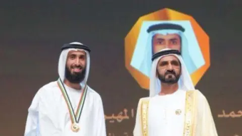 El físico emiratí junto al gobernante de Dubai. (Twitter)
