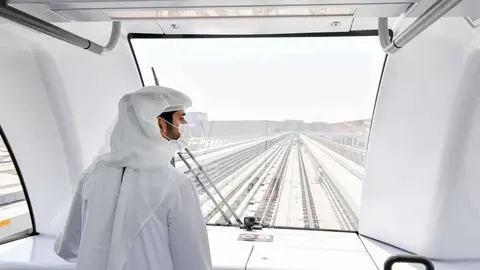El jeque Hamdan recorre la ruta Expo 2020 en el Metro de Dubai. (WAM)