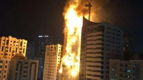 Imagen del incendio del usuario de Twitter @mohsinsarfaraz7.