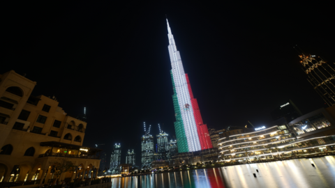 Impresionante imagen del Burj Khalifa iluminado en Dubai con los colores de la bandera de México. (EL CORREO)