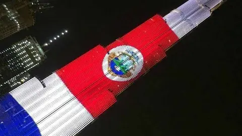 La bandera de Costa Rica en el Burj Khalifa de Dubai. (Navid Blanco)