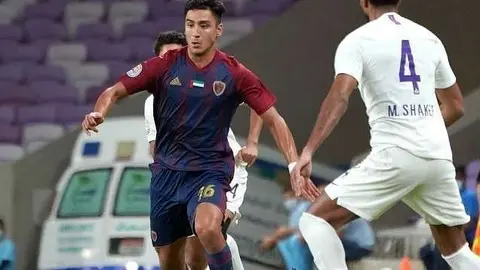 De color oscuro, un jugador del Al Wahda. (Twitter)