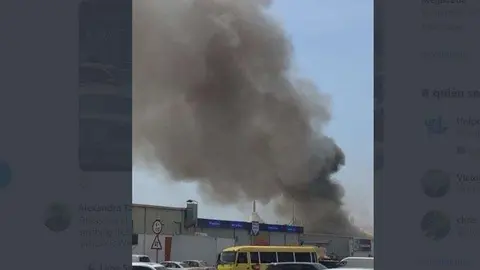 Una imagen publicada en Twitter del incendio en la zona industrial de Dubai.