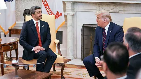 El jeque Abdullah bin Zayed Al Nahyan, ministro de Asuntos Exteriores y Cooperación Internacional de Emiratos Árabes -izquierda-, durante su encuentro en la Casa Blanca en 2020 con Donald Trump. (WAM)