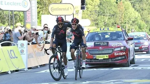 El ecuatoriano Caparaz y el polaco Kwatkowsky cruzan juntos la meta en la décimooctava etapa del Tour de Francia. (Twitter)