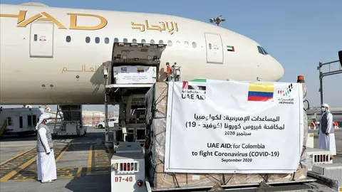 El avión de Etihad carga la ayuda con destino a Colombia en el aeropuerto de Abu Dhabi. (WAM)