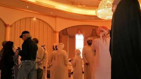 Reunión familiar en Emiratos Árabes antes del coronavirus. (EL CORREO)