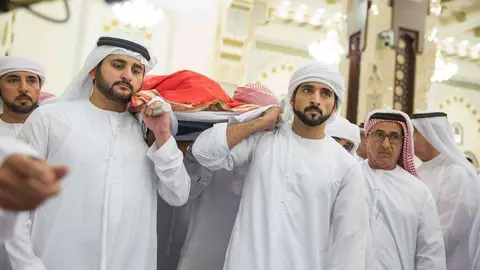 El jeque Hamdan bin Mohammed, príncipe heredero de Dubai, rinde homenaje al difunto hermano, el jeque Rashid bin Mohammed, que murió de un ataque cardíaco a los 33 años en 2015. (Wam)