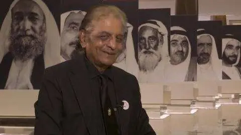 Ramesh Shukla, ante una muestras de sus fotos. (Fuente externa)