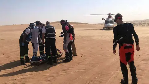 Momento del rescate del herido en el desierto de Margham en Dubai. (WAM)