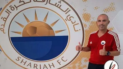 El deportista Yeray Rodríguez ante el escudo de su nuevo club. (Twitter)