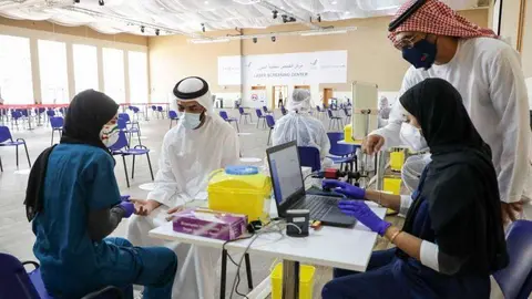 Un centro de analíticas de Covid-19 en EAU. (WAM)