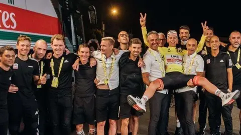 El equipo UAE Team Emirates con el virtual ganador del Tour de Francia. (Twitter)