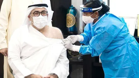 AbdulRahman bin Mohammed Al Owais, ministro de Salud y Prevención de Emiratos Árabes Unidos, en el momento de recibir la primera dosis de la vacuna Covid-19. (WAM)
