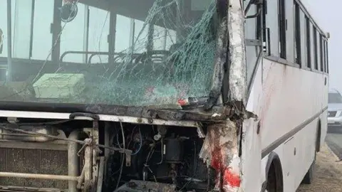 La Policía de Abu Dhabi difundió esta imagen de uno de los autobuses.