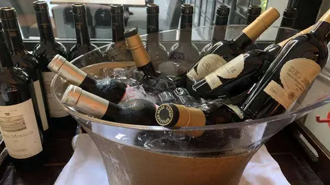 Botellas de vino en un restaurante en Dubai. (EL CORREO)