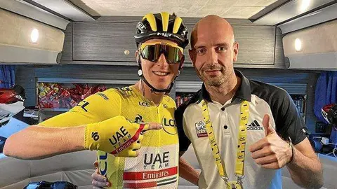 El nutricionista Gorka Prieto (derecha), en el autobús del equipo junto a Tadej Pogacar (izquierda), vestido con el 'maillot' amarillo.  (UAE Emirates)