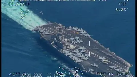 Una imagen publicada por el sitio web oficial de la Guardia Revolucionaria Iraní el miércoles muestra al portaaviones USS Nimitz antes de entrar en el Estrecho de Ormuz. (EPA)