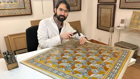 El artista del guadamecí José Carlos Villarejo, en su taller museo de Córdoba. (Cedida)