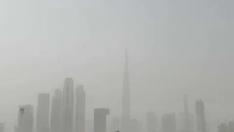 Mañana con niebla en el centro de Dubai. (EL CORREO)