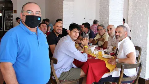 Mariano Andrés, ante una nutrida mesa de españoles durante la gran fabada celebrada en el Seville's. (EL CORREO)