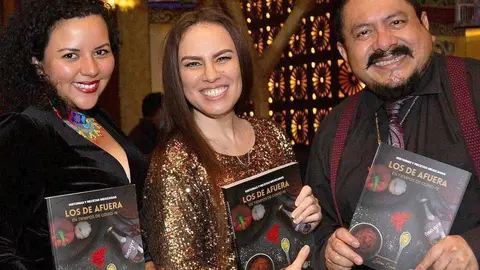 Soledad Ornelas -en el centro- muestra el libro durante la presentación en presencia de Christelle Mtz. Madera -izquierda- y el chef Ernesto Cab -derecha-. (EL CORREO)
