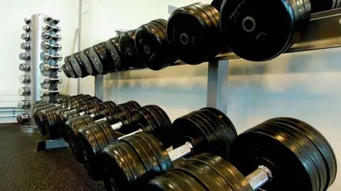 Mancuernas en un centro fitness. 