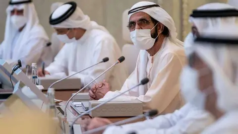 El jeque Al Maktoum durante su reunión con el gabinete. (Twitter)