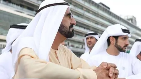 El jeque Al Maktoum junto a su hijo el jeque Hamdan en el hipódromo de Meydan. (WAM)