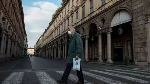 Persona paseando por las calles de una ciudad en tiempo de coronavirus. 